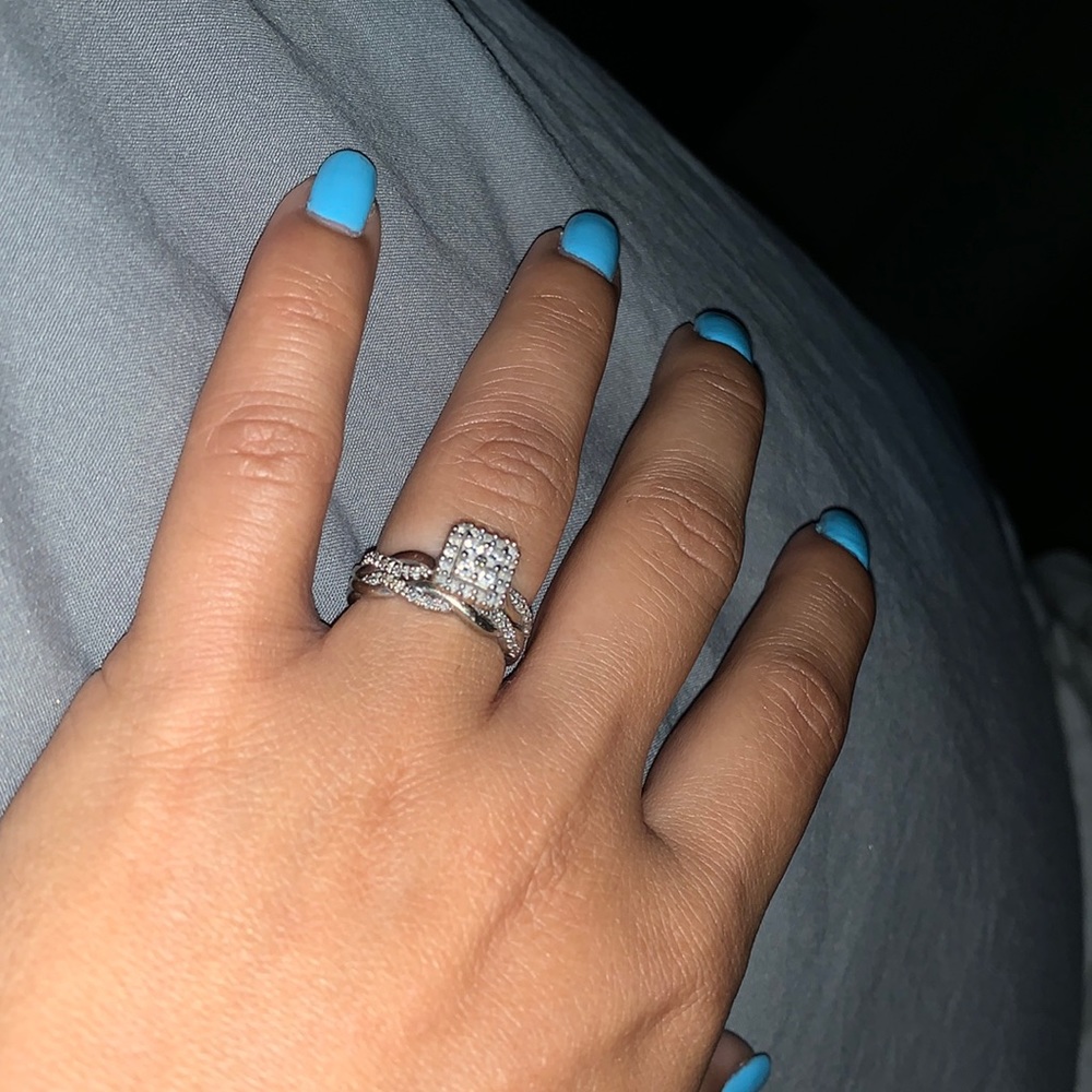 10 k white gold ring comes with 2 rings